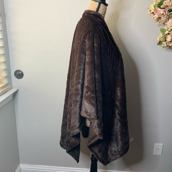 NWOT Concierge Collection Shawl Wrap - Picture 6 of 12